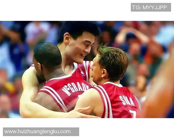 姚明与巴蒂尔亲密合影重温昔日辉煌时刻展现篮球友情与默契合作精神