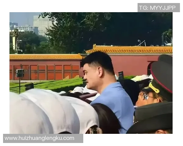 姚明勇闯野外亲手抓蛇展现非凡胆略与自然和谐共处的精彩瞬间